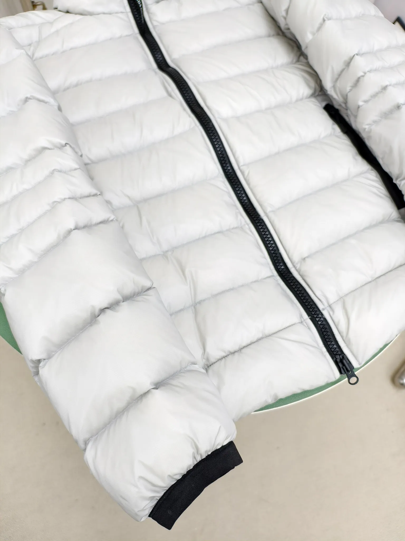 P880 2228M model (high version) Canada goose Crofton down jacket, this is a down jacket suitable for late autumn and early winter: on cold and rainy mornings, it can be used as a layer of warmth inside the rainproof jacket, and can be worn alone in the late autumn and early winter with a little bit of coolness. Filled with white duck down. The Crofton Jacket is a versatile, lightweight and versatile piece that even packs itself in for easy transport. The inner layer has removable elastic straps, making the jacket easy to carry on the shoulder and hands-free. 2 zippered hand pockets with fleece fabric on the knuckle side for softness and warmth. Color: black with black label, black with red label, ocean blue, superoxide blue, silver birch red label, silver birch black label Size: XS-2XL